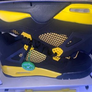 Jordan 4’s Yellow Thunders Brand New